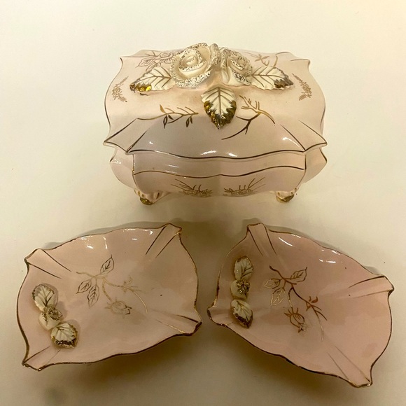 Light Pink Porcelain Vintage Cigarette Box With 2 Matching Ashtrays - Picture 2 of 12
